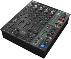 Mixer quattro canali Behringer DJX750 per consolle DJ.